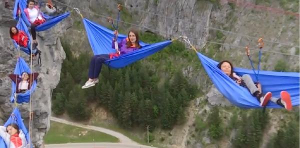 Turiștii români se pot bucura de relaxare în hamace montate la înălțime (Video)
