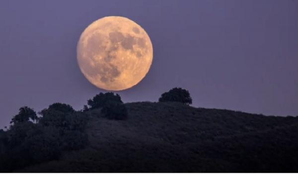 Fenomenul Luna Căpşună, spectacol pe cer (Video)