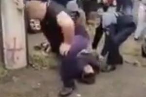 Un polițist murise, la Reșița, înainte ca un alt agent să fie filmat cu piciorul pe gâtul unui tânăr care era încătușat (video)