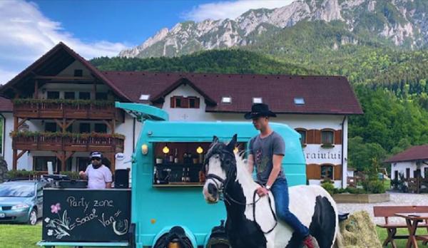 Un tânăr din Braşov transformă remorci pentru cai în rulote pentru mâncare (Video)