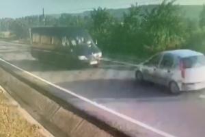 Impactul frontal în care au murit doi șoferi, în Vrancea, surprins de camere. Amândouă mașinile au intrat pe contrasens (video)