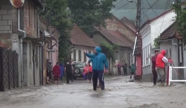Ploile și inundațiile au făcut prăpăd în țară. Străzile au fost transformate în râuri
