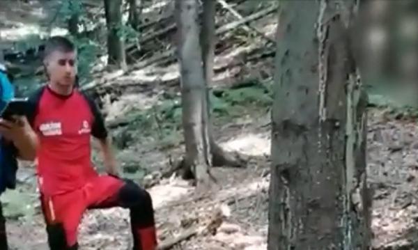Un tânăr s-a legat cu lanțul de copac ca să-și testeze limitele, în Hunedoara