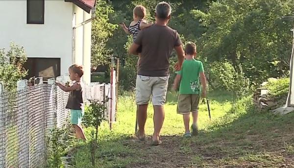 Doi agricultori din Mureş au propus un troc pentru părinţii care nu au cu cine să-și lase copiii cât timp sunt la serviciu