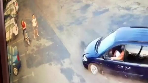 Copil şi mamă spulberaţi cu maşina de un adolescent de 15 ani, în Alexandria (Video)