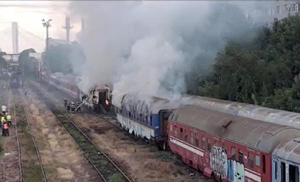 Două vagoane de tren au ars, în Capitală. Fumul gros s-a observat de la mai mulţi kilometri distranţă