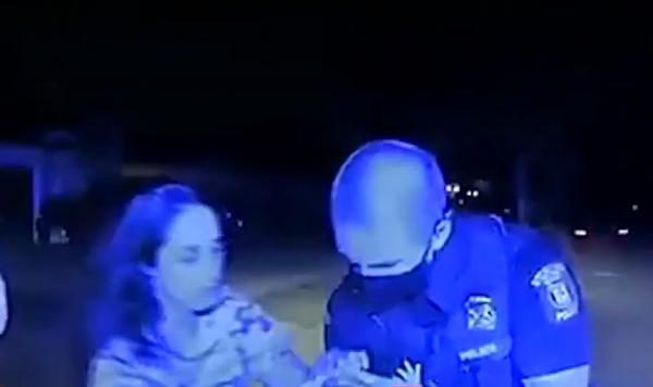Un bebeluş de numai trei săptămâni a fost salvat în ultima clipă de un poliţist (Video)