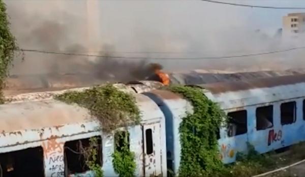 Incendiu grav în Bucureşti. Trei vagoane de tren au ars ca o torţă