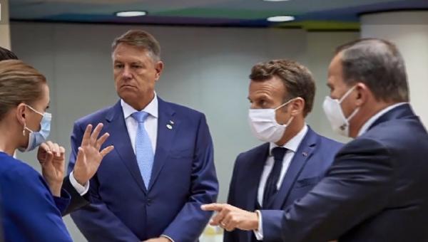 Klaus Iohannis, surprins fără mască la summit-ul european de la Bruxelles