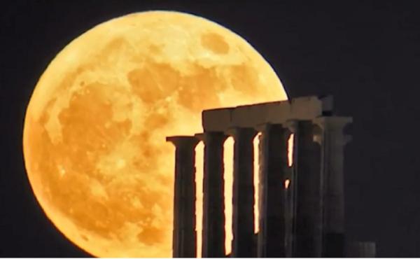Luna plină, cunoscută drept Luna Sturionului, spectacol pe cerul nopții (Video)