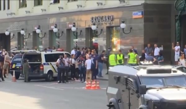 Un bărbat s-a baricadat într-o bancă și a amenințat că va detona o bombă, în Kiev