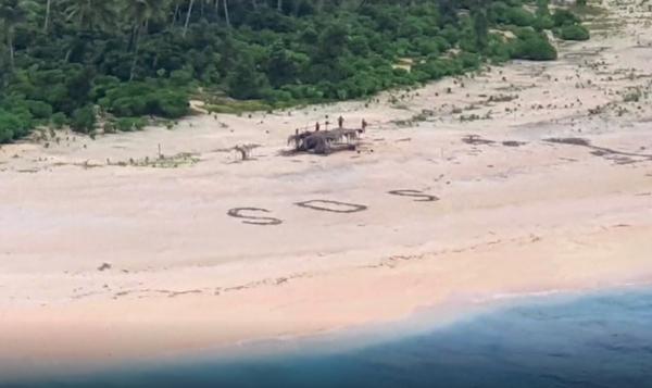 Trei bărbați naufragiaţi pe o insulă, găsiţi în viaţă după ce au scris S.O.S. în nisip (Video)