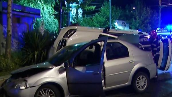 Accident în București. Mașină răsturnată după forțarea semaforului