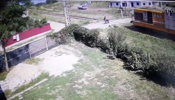Imagini tulburătoare cu tragedia de pe calea ferată, la Cătămărăști Deal. Copilul spulberat de tren avea 12 ani (Video)