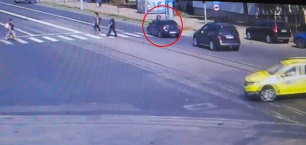 Femeie lovită pe trecere, la Iași. Șoferul din Renault nici nu a văzut-o când încerca să traverseze (Video)