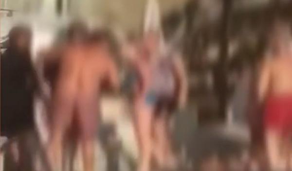 Bătaie cu pumni şi picioare între două tinere, la o piscină din Ilfov (Video)