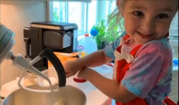 O fetiță de trei ani a gătit 1.000 de prăjituri pentru „salvatorii” din orașul ei