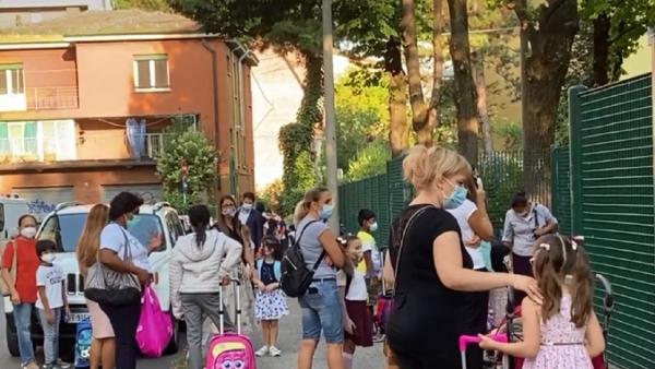 Entuziasm și prudență în prima zi de școală, în Italia
