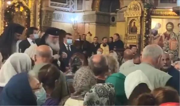 Sute de credincioși s-au înghesuit la o procesiune la Catedrala Mitropolitană din Timișoara, fără a mai respecta normele sanitare