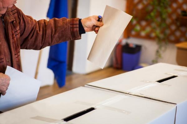 O persoană poate vota la alegerile locale, chiar dacă figurează că a mai votat o dată