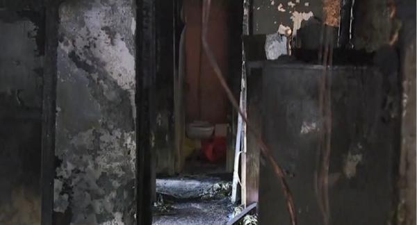 Imagini din casa în care doi copii și o femeie au fost răpuși de un incendiu izbucnit din cauza unei improvizații realizate de tatăl copiilor