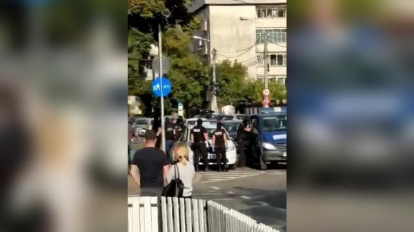Traficant de migranți, săltat direct dintr-un taxi, în Timișoara: "Și pe taximetrist l-o luat, fii atent!" (Video)
