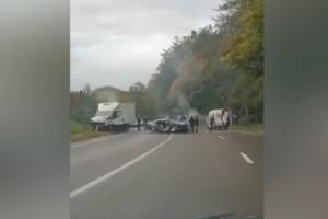 Mașină fumegând la Ilișești, în Suceava, lovită de o dubă: "Doamne ferește, uăi! E-năuntru!" (video)