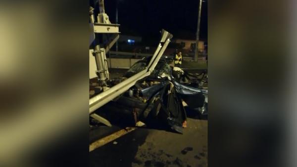 Mașină spulberată de un tren în Alba, pasagerii s-au salvat în ultima clipă