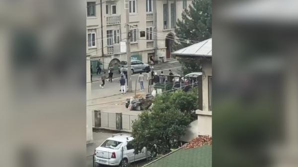Adolescenții împușcați în fața liceului, în Ploiești, au fost mai întâi bătuți (Video)