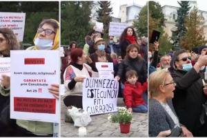 Protest la Iași: În genunchi, între două rugăciuni, oamenii strigă: „Discriminare!”, „Respectați constituția!”, „Rușine!”