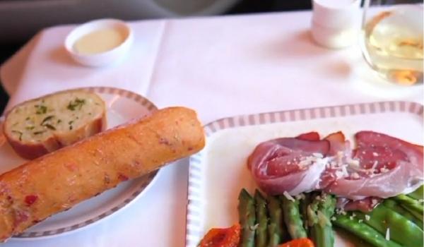 Reprezentanții Singapore Airlines au transformat unul dintre avioanele companiei în restaurant (Video)