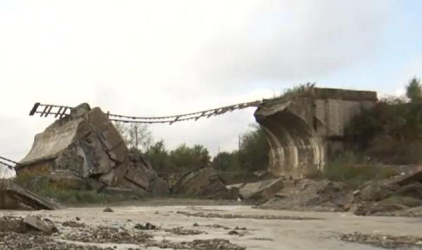 Un pod de cale ferată, dărâmat în urmă cu doi ani, așteaptă să fie refăcut (Video)