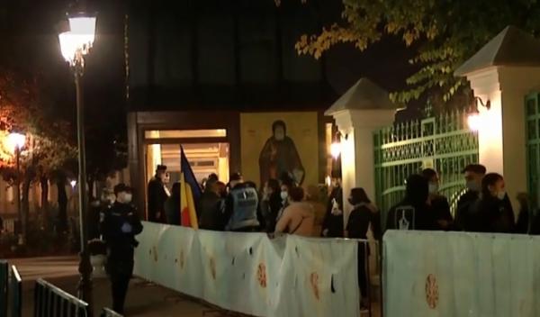 Creștinii ortodocși îl sărbătoresc pe Sfântul Dumitru. Cum a decurs prima noapte de pelerinaj în Capitală