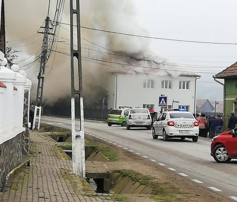 Incendiu la o școală gimnazială din Alba. Focul dezlănţuit a cuprins acoperişul și mai multe săli de clasă. VIDEO