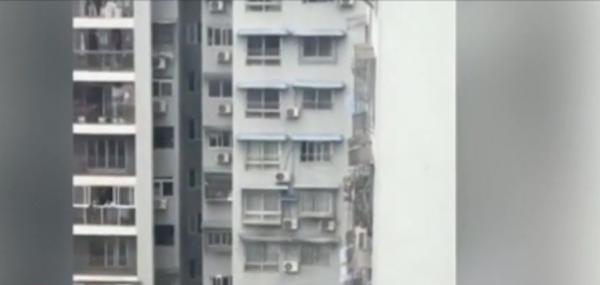 Un tânăr din China a început să arunce cu bani de la balcon şi a blocat totul în jur. VIDEO