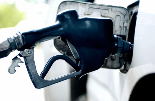 Vânzarea maşinilor care sunt alimentate cu benzină sau motorină ar putea fi interzisă, în Marea Britanie