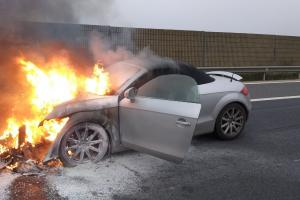 Un Audi TT decapotabil a luat foc în mers, pe autostrada Timișoara-Lugoj. Un pompier aflat în trafic a sărit în ajutorul șoferului