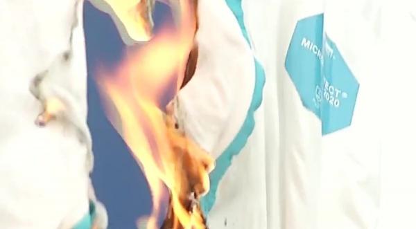 Experiment Observator: Cât de repede arde costumul de protecție folosit de medici
