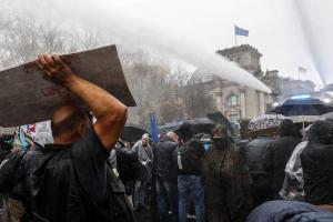 Protestatari alungați cu tunuri cu apă de la o manifestaţie ”antimască” la Poarta Brandenburg, în Berlin