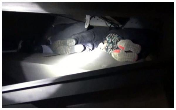 Șofer român prins în Vama Calafat cu trei migranți ascunși sub camion
