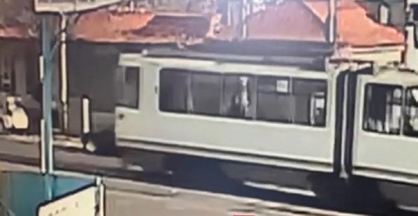 Pistolarul care ar fi tras cu o armă într-un tramvai din Bucureşti încă nu a fost găsit