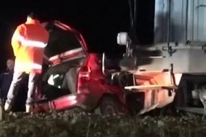 Bărbat mort şi două copile rănite grav, după ce un tren a lovit în plin o maşină în Bistriţa-Năsăud