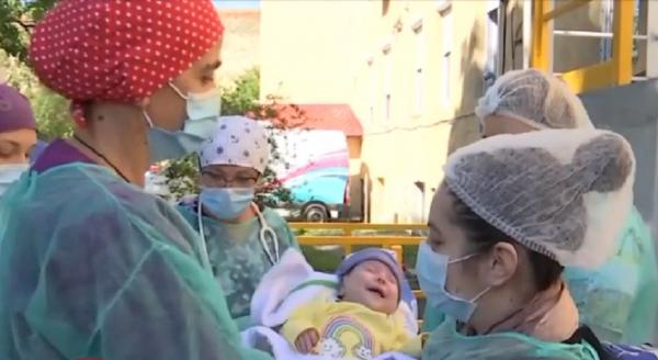 În anul pandemiei, aproape 150 de mii de mame au dat viaţă, în maternităţile din România