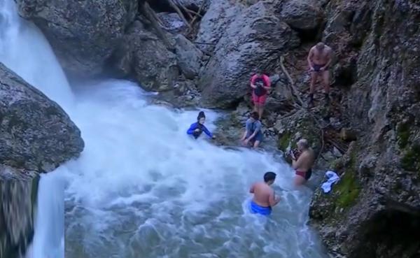 Distracţia e în toi la munte. Turiștii au făcut baie în apa rece ca gheaţa și s-au plimbat cu ATV-urile