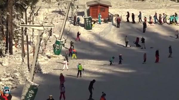 Şcoala online s-a mutat la schi, în Harghita-Băi. Copiii sunt daţi pe pârtie de la 2-3 ani