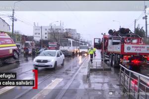 O ambulanţă a lovit în plin un refugiu de tramvai de pe Şoseaua Chitilei