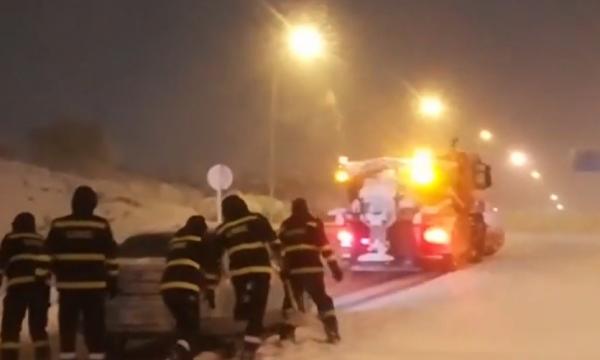 Furtună de zăpadă de proporții istorice în Spania: oameni blocaţi în maşini pe timpul nopţii, copaci căzuţi, străzi blocate