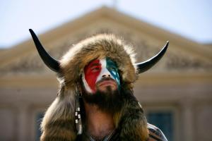 "Şamanul QAnon", bărbatul devenit simbolul violenţelor de la Capitoliu, a fost arestat