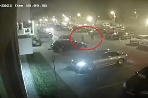 Momentul în care poliţistul local din Oradea îşi înjunghie soția în parcare, filmat de camerele de supraveghere