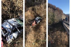 La un pas de tragedie! Un autoturism a căzut într-o râpă de la 40 de metri pe DN6 Orşova-Severin